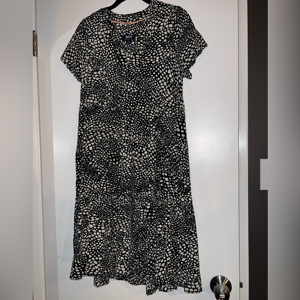 Maeve size small tiered flowy blacks and white crepe viscose dress knee length